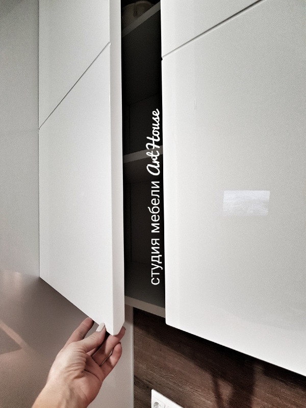 Кухонный гарнитур с фасадами МДФ Эмаль глянец с интегрированными ручками 